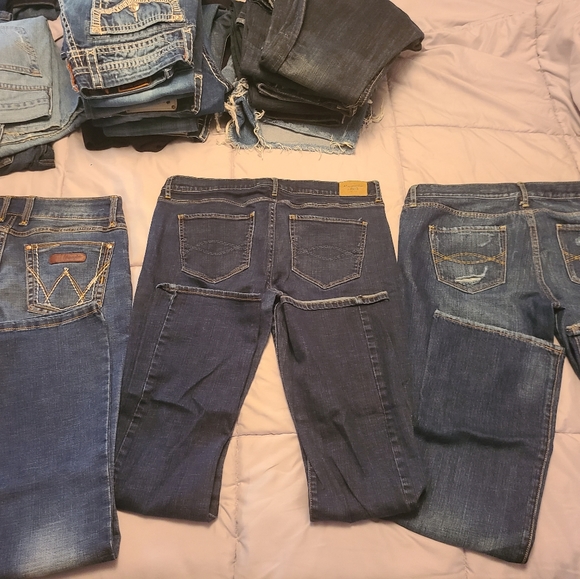 Tons of jeans! - Picture 9 of 11